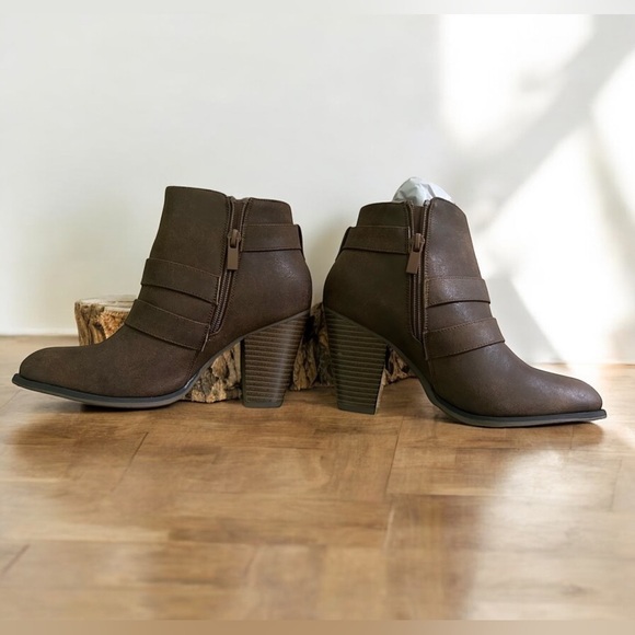 Brown Chunky Heel Buckled Strap Ankle Booties 5.5 - Picture 2 of 14